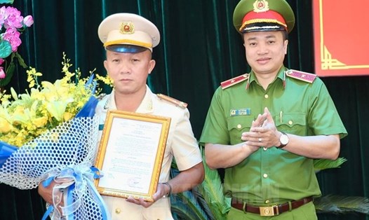 Thiếu tướng Mai Hoàng - Phó Giám đốc Công an TPHCM (phải) trao quyết định bổ nhiệm cho Thượng tá Phan Thanh Bình. Ảnh: Thành ủy TPHCM.