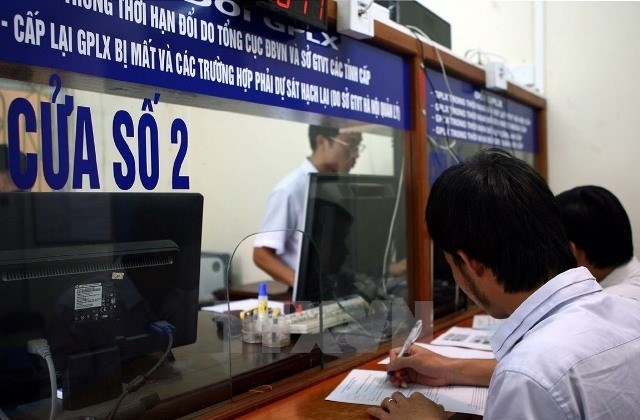 Issuing and renewing driving licenses at the Hanoi Department of Transport. Photo: LDO
