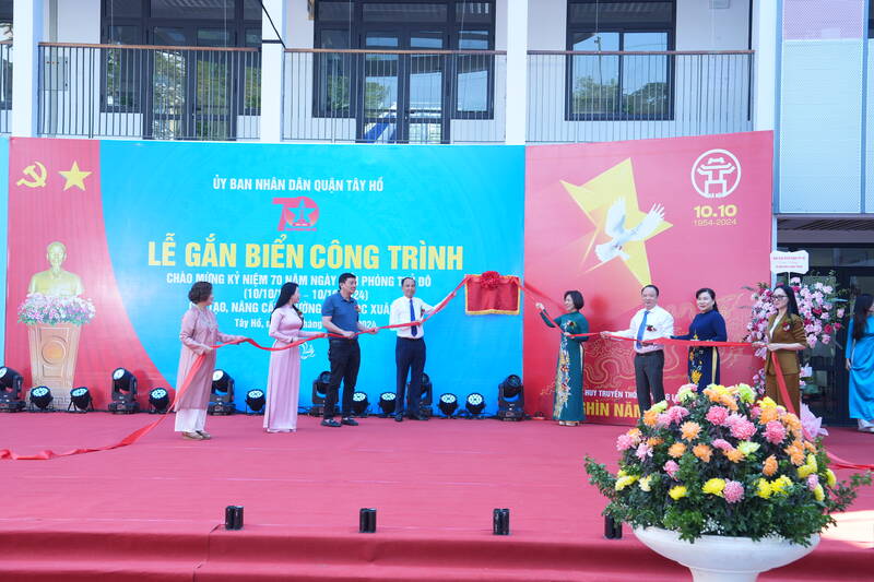 Các đại biểu thực hiện nghi lễ gắn biển công trình trường tiểu học Xuân La. Ảnh: Tuyên giáo Tây Hồ