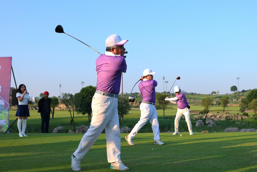 Golfers compete at the 2024 "Golden Heart of Investors" golf tournament. Photo: Organizing Committee