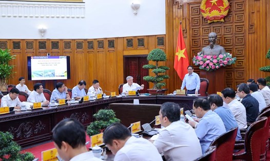 Thủ tướng Chính phủ Phạm Minh Chính chủ trì cuộc họp của Thường trực Chính phủ về chủ trương đầu tư dự án Đường sắt tốc độ cao Bắc - Nam. Ảnh: VGP