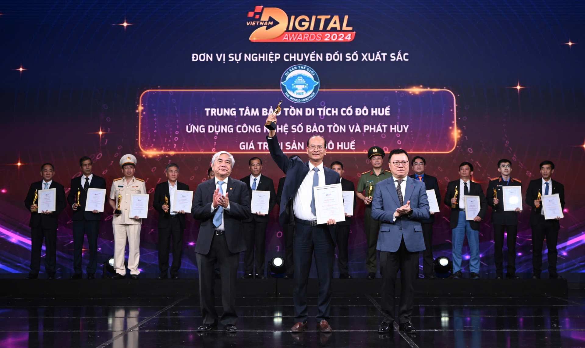 Ông Hoàng Việt Trung  - Giám đốc Trung tâm Bảo tồn Di tích Cố đô Huế (giữa) nhận Giải thưởng Chuyển đổi số Việt Nam. Ảnh: Quảng An.