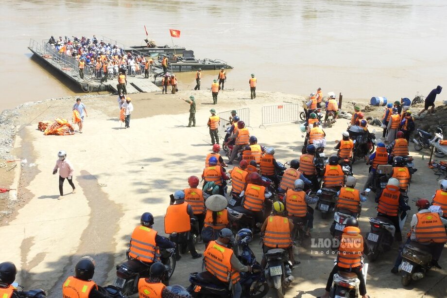 Mac du la ngay cuoi tuan, nhung ca hai ben song thuoc dia phan xa Huong Non, huyen Tam Nong va xa Phung Nguyen, huyen Lam Thao deu rat dong nguoi va phuong tien cho di pha. Anh: To Cong.