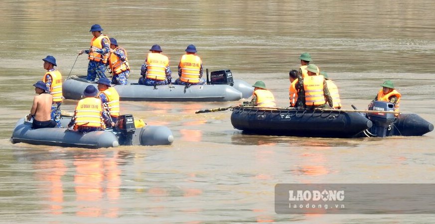 Truoc do, thuc hien chi dao cua Thu truong Bo Quoc phong, Quan chung Hai quan da trien khai luc luong gom 40 can bo, chien si Dac cong tinh nhue cung day du trang thiet bi, phuong tien tham gia tim kiem nguoi mat tich trong vu sap cau Phong Chau.