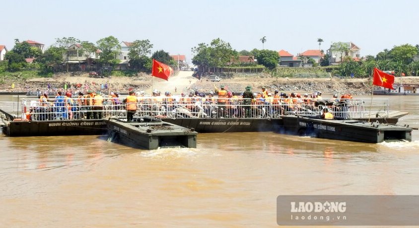 Theo ghi nhan cua phong vien Bao Lao Dong ngay 5.10, cac can bo, chien si cua Lu doan Cong binh 249 (Binh chung Cong binh) va Quan khu 2 hoat dong pha Phong Chau khong ngung nghi de phuc vu nhu cau di lai cua nguoi dan. Anh: To Cong