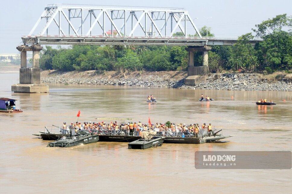 Cung voi hoat dong cua pha quan su, tai khu vuc gan cau Phong Chau, cong tac tim kiem nan nhan mat tich trong vu sap cau ngay 9.9 van dang khan truong thuc hien. Anh: To Cong.