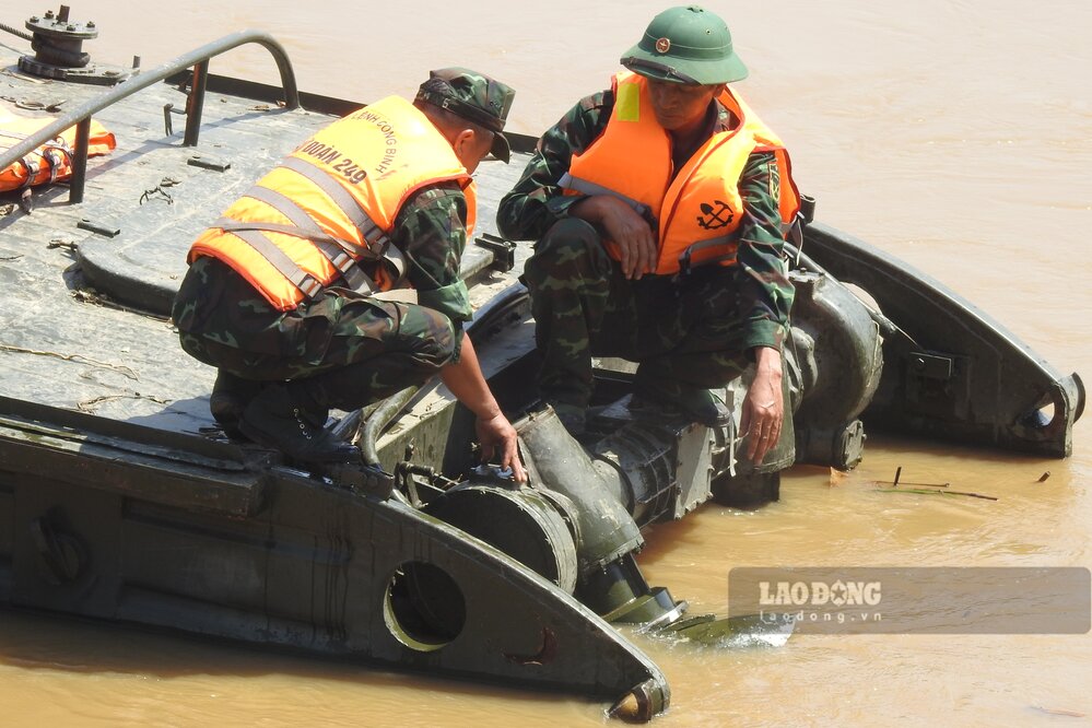 Bo doi phai lien tuc loai bo cay coi, vat can phia sau phuong tien day pha, doi phuong tien day pha khi het nguyen lieu hoac gap su co... Anh: To Cong.