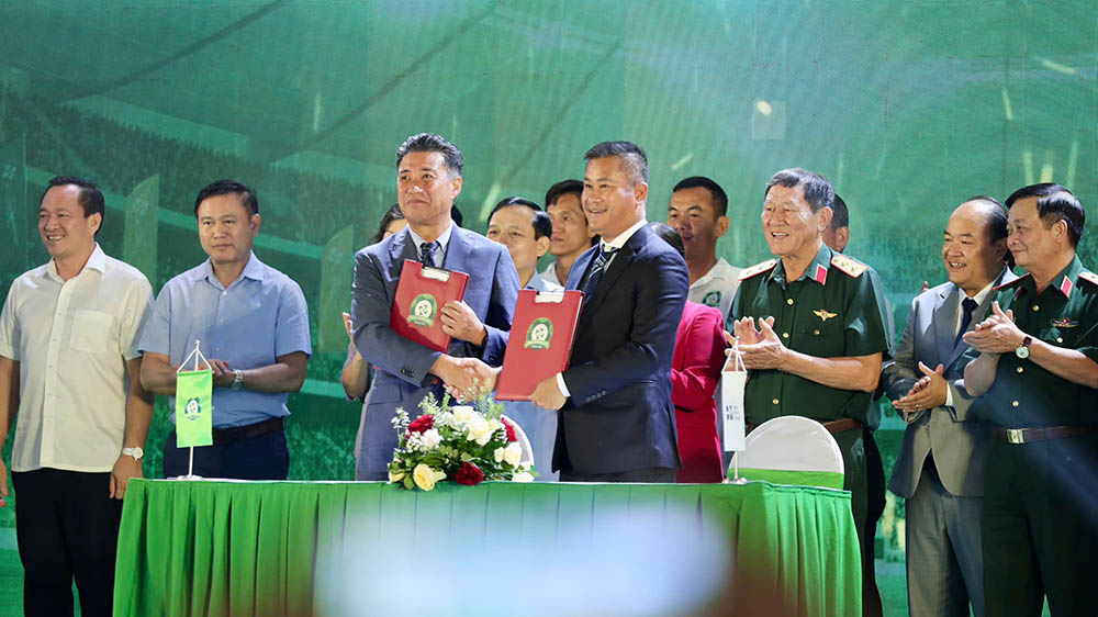 Cau lac bo Binh Phuoc ki ket hop tac thanh lap Hoc vien bong da Truong Tuoi BMG. Anh: Huu Pham