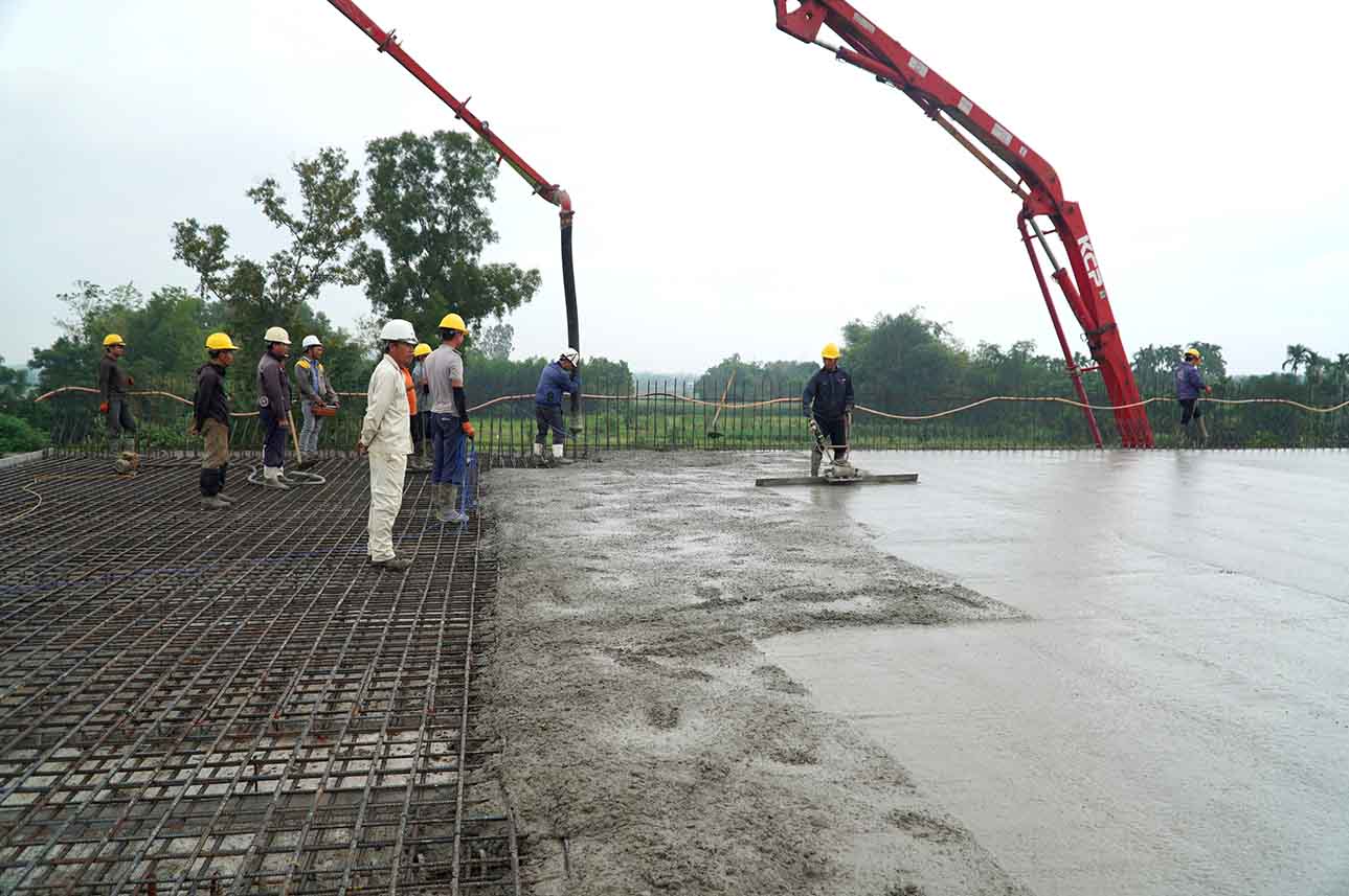 De thi cong cau Song Ve, nha thau Deo Ca trien khai 4 mui thi cong voi tren 100 nhan su cung dan thiet bi co gioi hien dai duoc dieu dong den cong truong trong suot thoi gian qua. Anh: Vien Nguyen