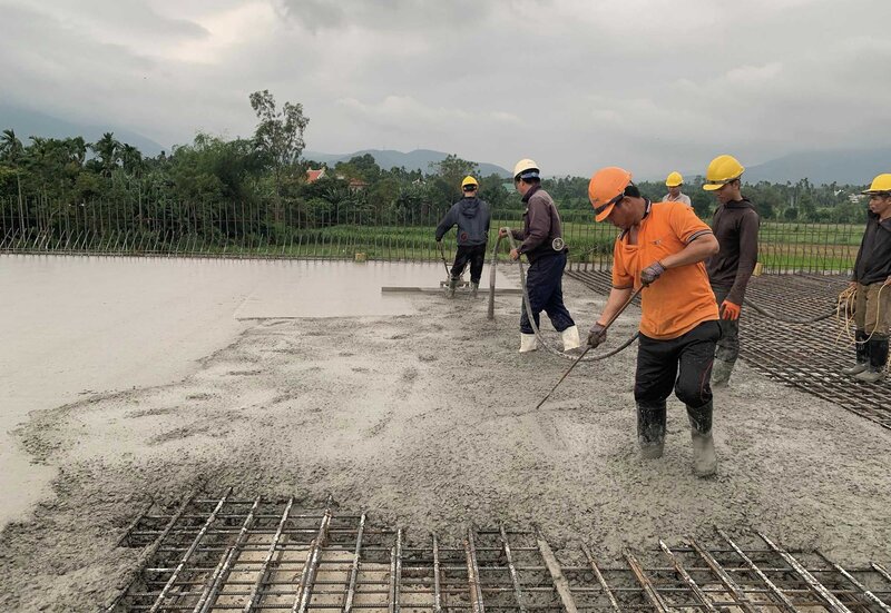 Contractors are rushing to complete pouring concrete for the final span of Song Ve Bridge, the largest bridge on the Quang Ngai - Hoai Nhon Expressway. Photo: Vien Nguyen