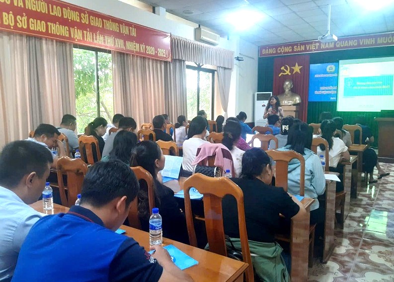 Cán bộ, đoàn viên, người lao động Công đoàn ngành Giao thông Vận tải Đắk Lắk được phổ biến Luật Bảo hiểm xã hội. Ảnh: Bảo Trung