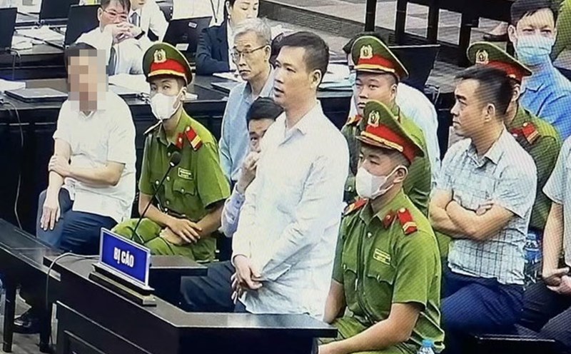 Trần Minh Tuấn (đứng) - người được Nguyễn Xuân Thông bày cách khai báo gian dối, trong suốt quá trình xét xử sơ thẩm vụ án chuyến bay giải cứu (giai đoạn 1) đều cho rằng bị oan. Ảnh chụp qua màn hình tivi: Quang Việt