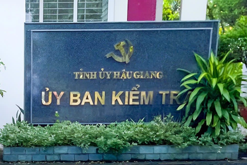 Uy ban Kiem tra Tinh uy Hau Giang. Anh: Ta Quang