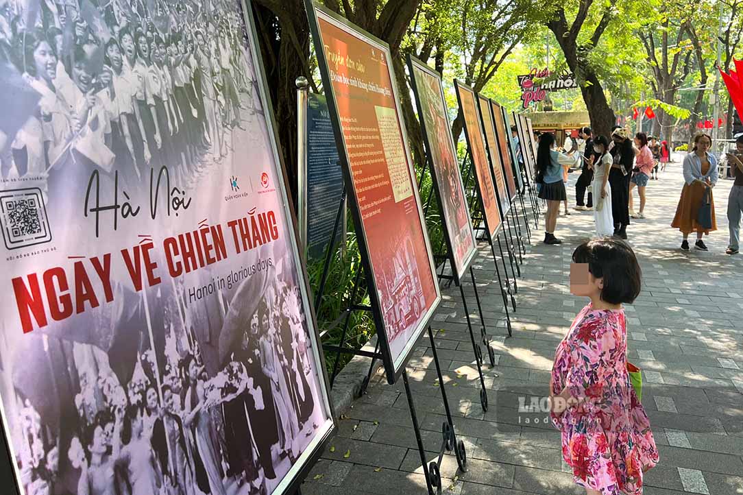 Cũng tại phố đi bộ, Trung tâm Lưu trữ quốc gia đã trưng bày một số tư liệu, hình ảnh về Ngày Giải phóng Thủ đô tại thu hút nhiều du khách.