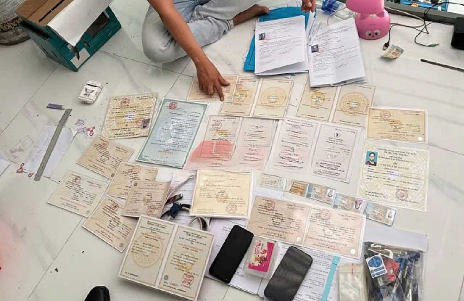 Các đối tượng làm giả bằng thạc sĩ, giấy đăng ký kết hôn. Ảnh: CABD