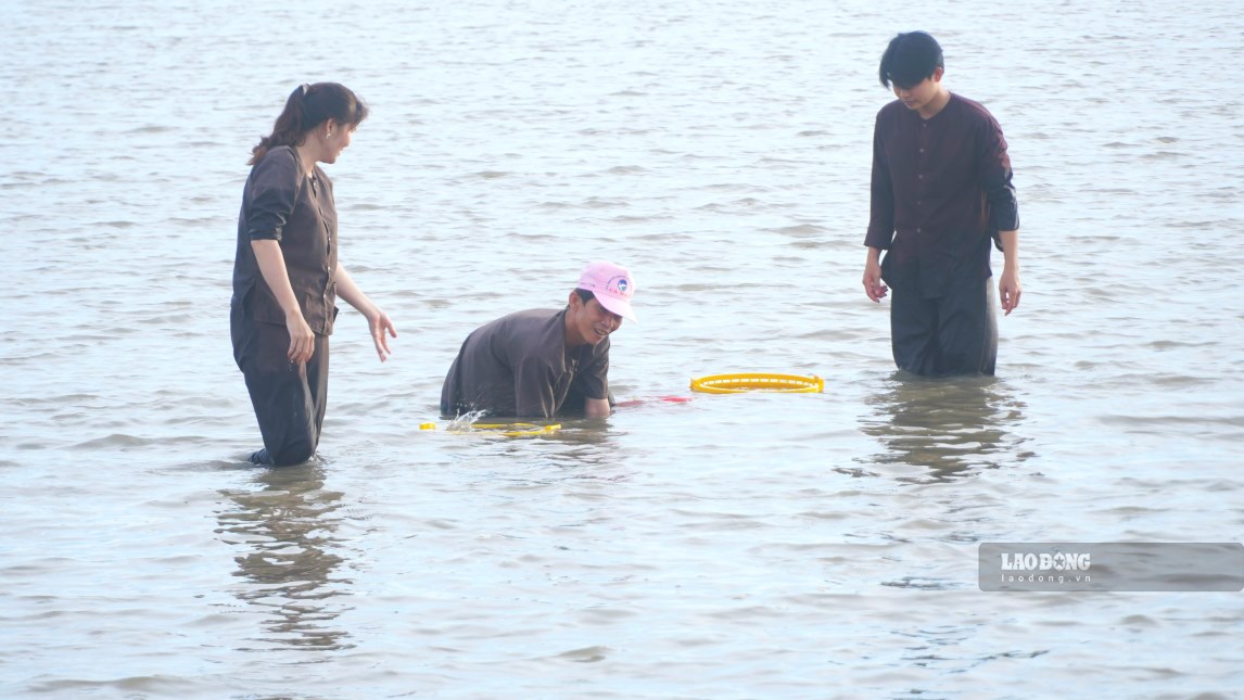 “Toi muon lam cho hoanh trang nhung can phai co nguon von tu nha nuoc. Dong thoi, toi se lam them mot so xuong, be, phao de cho du khach duoc trai nghiem thuan tien hon. Hien moi xuong cho tu 10 – 15 khach du lich”, ong Liem cho hay.