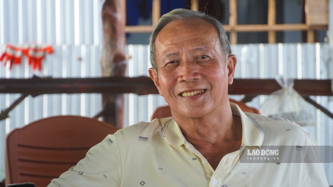 Ong Le Thanh Liem (71 tuoi), Chu nhiem HTX ngheu Dat Mui – cho biet, ong duoc nha nuoc cho thue trong 47 nam, nhung nam ve truoc ong chi nuoi ngheu, dau nam 2024 HTX moi bat dau phat trien lam du lich. Theo ong Liem, lam du lich ngheu luc nao cung co khach va luc nao cung co ngheu, bat ke nuoc rong hay nuoc lon. Thuong khach dong nhat vao nhung dot di theo tour.