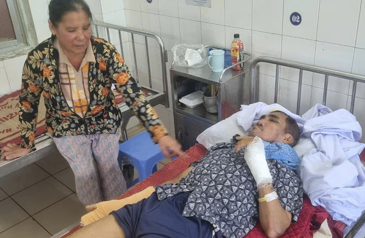 Ngư dân khai thác ngao trắng tại bãi biển Đồ Sơn (Hải Phòng) bị đánh gãy 3 xương sườn, gãy xương bàn tay trái, bàn tay phải và gãy xương cẳng chân. Ảnh: Minh Hùng