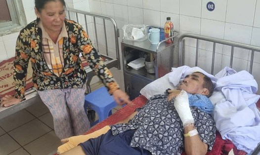 Ngư dân khai thác ngao trắng tại bãi biển Đồ Sơn (Hải Phòng) bị đánh gãy 3 xương sườn, gãy xương bàn tay trái, bàn tay phải và gãy xương cẳng chân. Ảnh: Minh Hùng