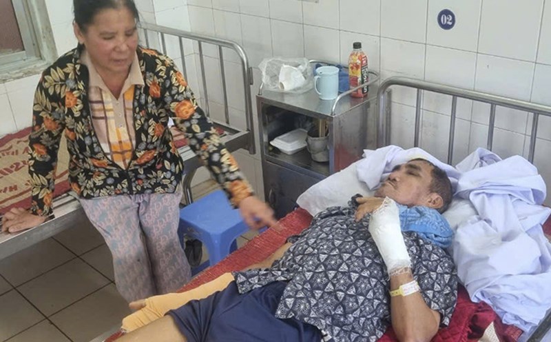 Ngư dân khai thác ngao trắng tại bãi biển Đồ Sơn (Hải Phòng) bị đánh gãy 3 xương sườn, gãy xương bàn tay trái, bàn tay phải và gãy xương cẳng chân. Ảnh: Minh Hùng