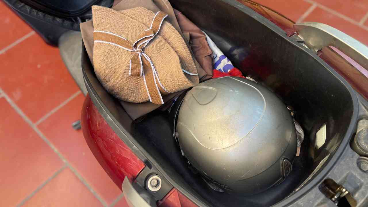 Không để đồ dễ cháy, nổ trong cốp xe tay ga giúp đảm bảo an toàn cho người sử dụng. Ảnh: Ngọc Diệp. 
