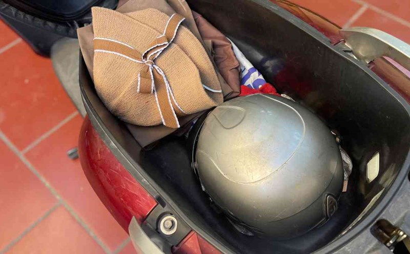 Do not leave flammable or explosive items in the trunk of a scooter to ensure user safety. Photo: Ngoc Diep.