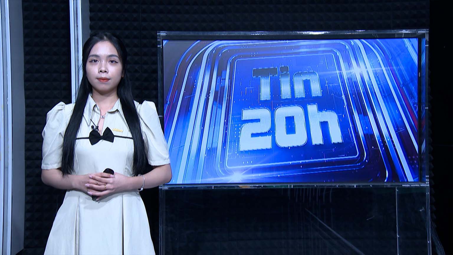 20h News: 5 cars collided in Hanoi, car was completely crushed