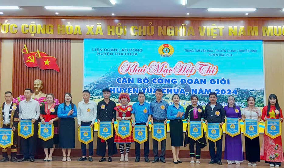 Ban tổ chức trao cờ lưu niệm cho các đội tham gia Hội thi cán bộ Công đoàn giỏi LĐLĐ huyện Tủa Chùa, tỉnh Điện Biên năm 2024. Ảnh: Trần Nga