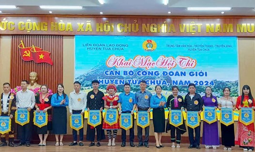 Ban tổ chức trao cờ lưu niệm cho các đội tham gia Hội thi cán bộ Công đoàn giỏi LĐLĐ huyện Tủa Chùa, tỉnh Điện Biên năm 2024. Ảnh: Trần Nga