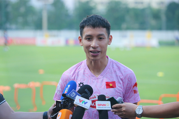 Tiền vệ Đỗ Hùng Dũng chia sẻ trước buổi tập của đội tuyển Việt Nam chiều 5.10. Ảnh: Minh Dân
