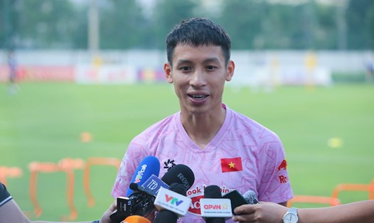 Tiền vệ Đỗ Hùng Dũng chia sẻ trước buổi tập của đội tuyển Việt Nam chiều 5.10. Ảnh: Minh Dân