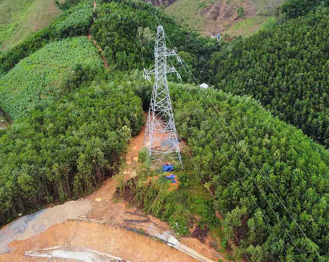 Although the People's Committee of Son Ha district, Quang Ngai province, repeatedly requested Dat Phuong Son Tra Hydropower Joint Stock Company to move the electricity pole out of the landslide area, the unit did not dismantle it. Photo: Vien Nguyen