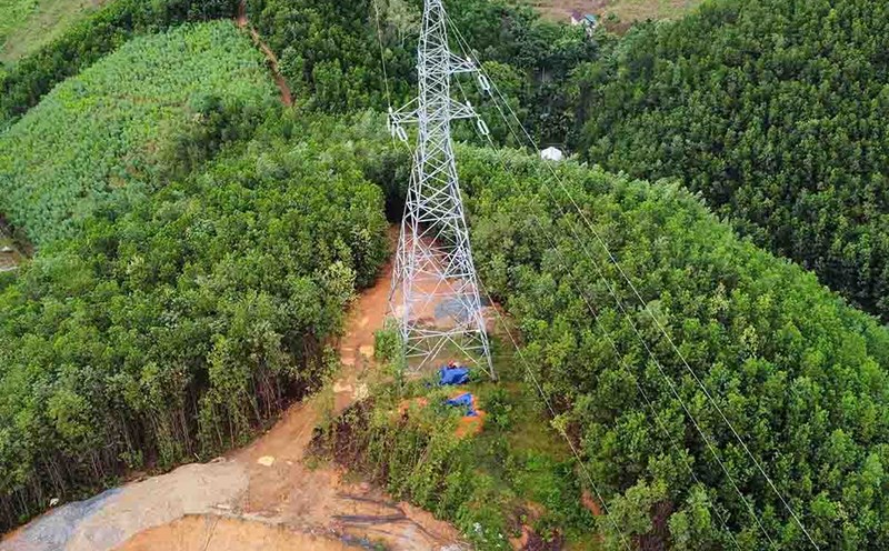 Although the People's Committee of Son Ha district, Quang Ngai province, repeatedly requested Dat Phuong Son Tra Hydropower Joint Stock Company to move the electricity pole out of the landslide area, the unit did not dismantle it. Photo: Vien Nguyen
