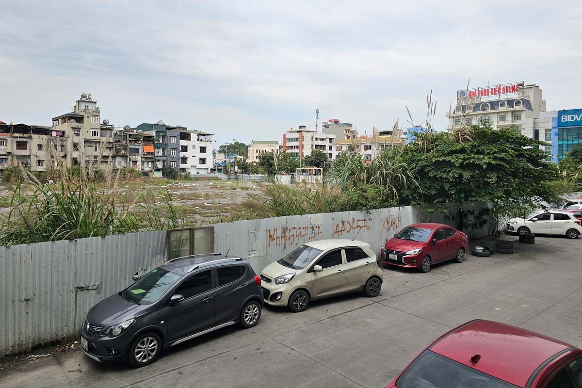 The project is surrounded by a corrugated iron fence. Photo: Doan Hung