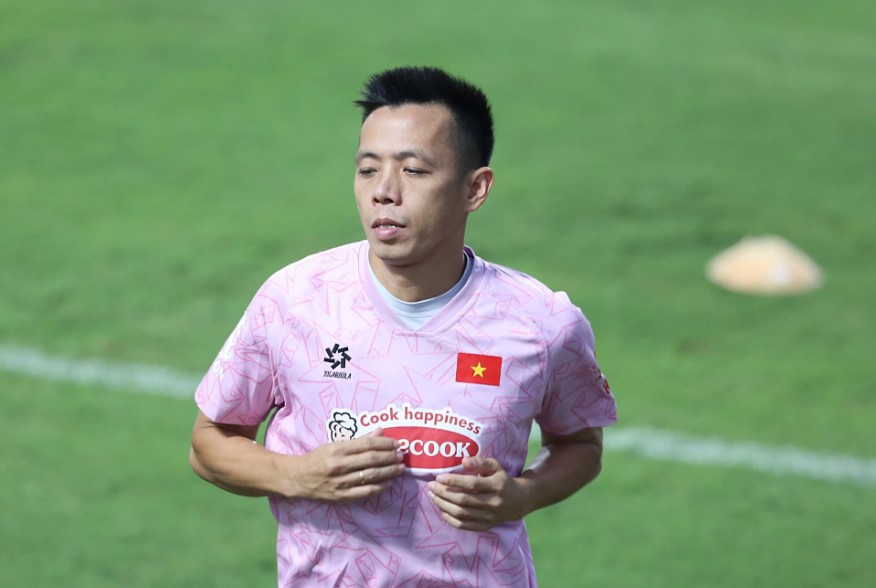 Tiền đạo Nguyễn Văn Quyết ở buổi tập 5.10 của tuyển Việt Nam. Ảnh: Minh Dương