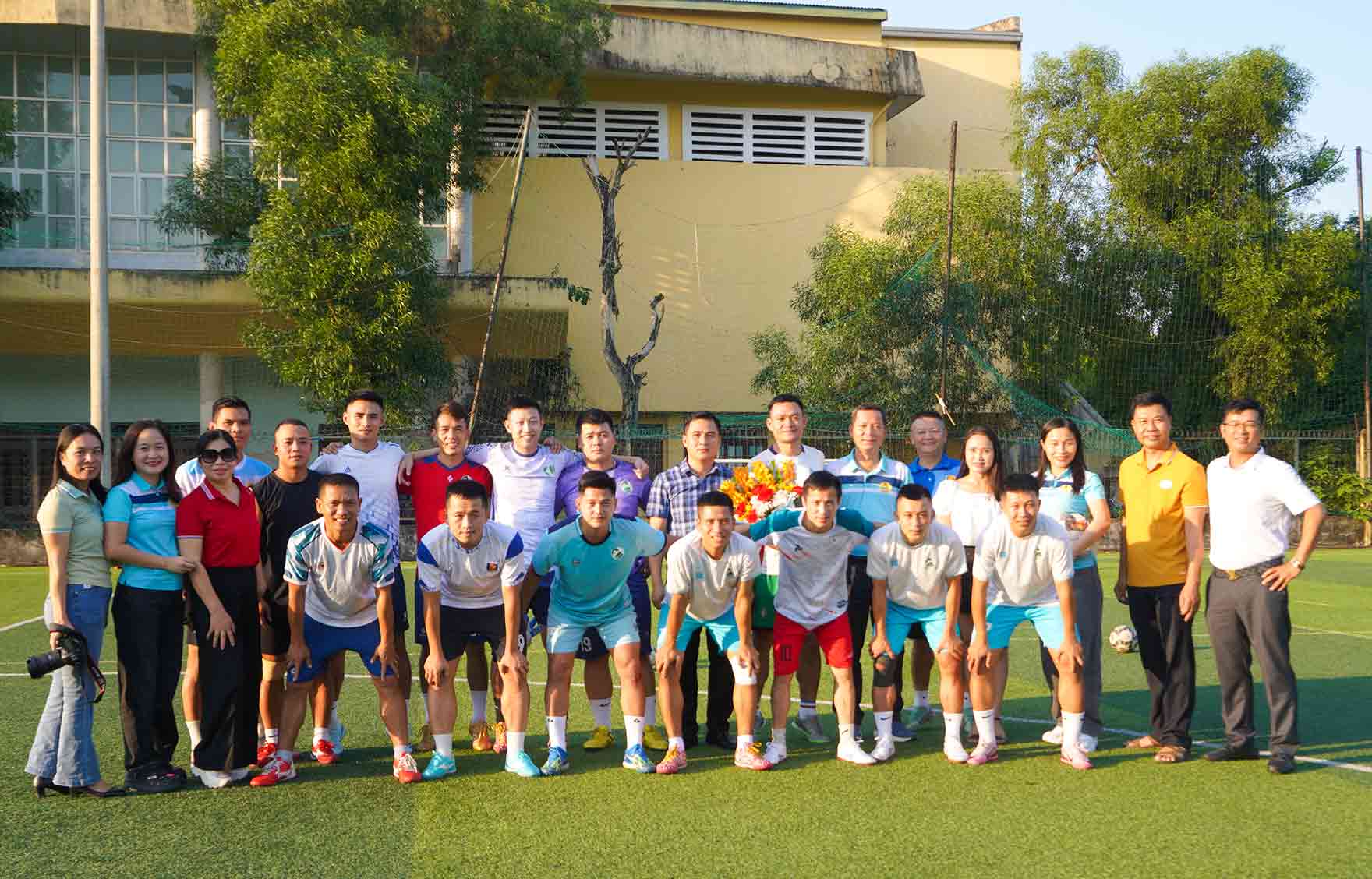 Lãnh đạo Liên đoàn Lao động tỉnh Nghệ An tặng hoa chúc mừng đội bóng đá Công đoàn Nghệ An. Ảnh: Duy Chương.