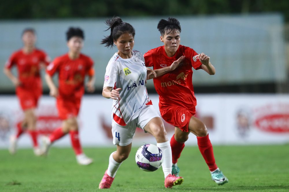 U19 Phong Phu Ha Nam (red shirt) continues to maintain the top position in the 2024 National U19 Women's Rankings. Photo: VFF
