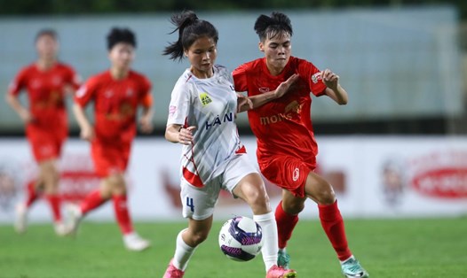 U19 Phong Phú Hà Nam (áo đỏ) tiếp tục giữ vững ngôi đầu bảng xếp hạng U19 nữ Quốc gia 2024. Ảnh: VFF