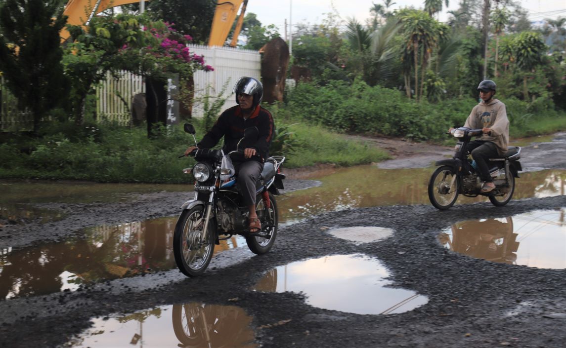 Người dân đang phải đánh vật với tuyến đường xuống cấp nghiêm trọng. Ảnh: Bảo Lâm
