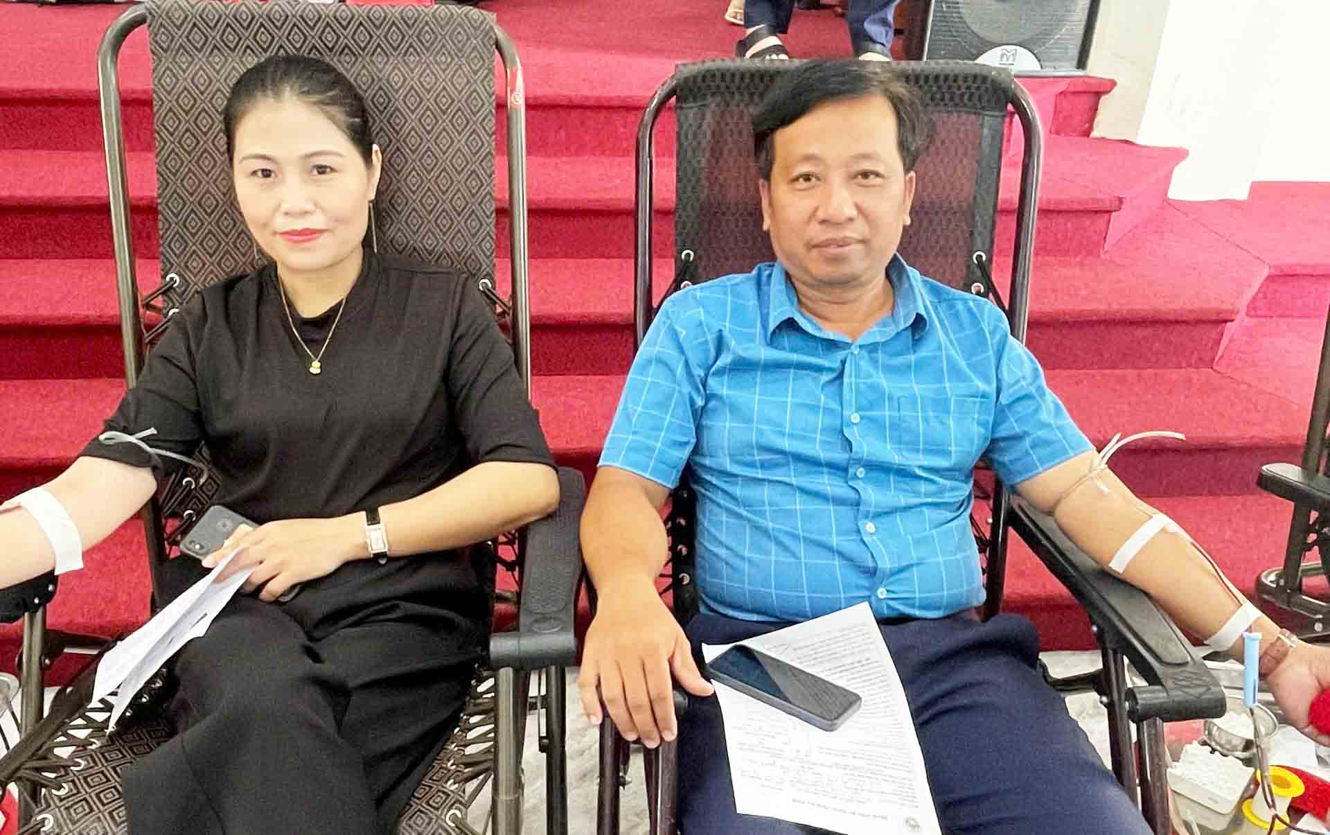 Teacher Vo Tri Dung and Ms. Cao Thi Thu Hien participated in blood donation on October 5, 2024. Photo: Quang Dai