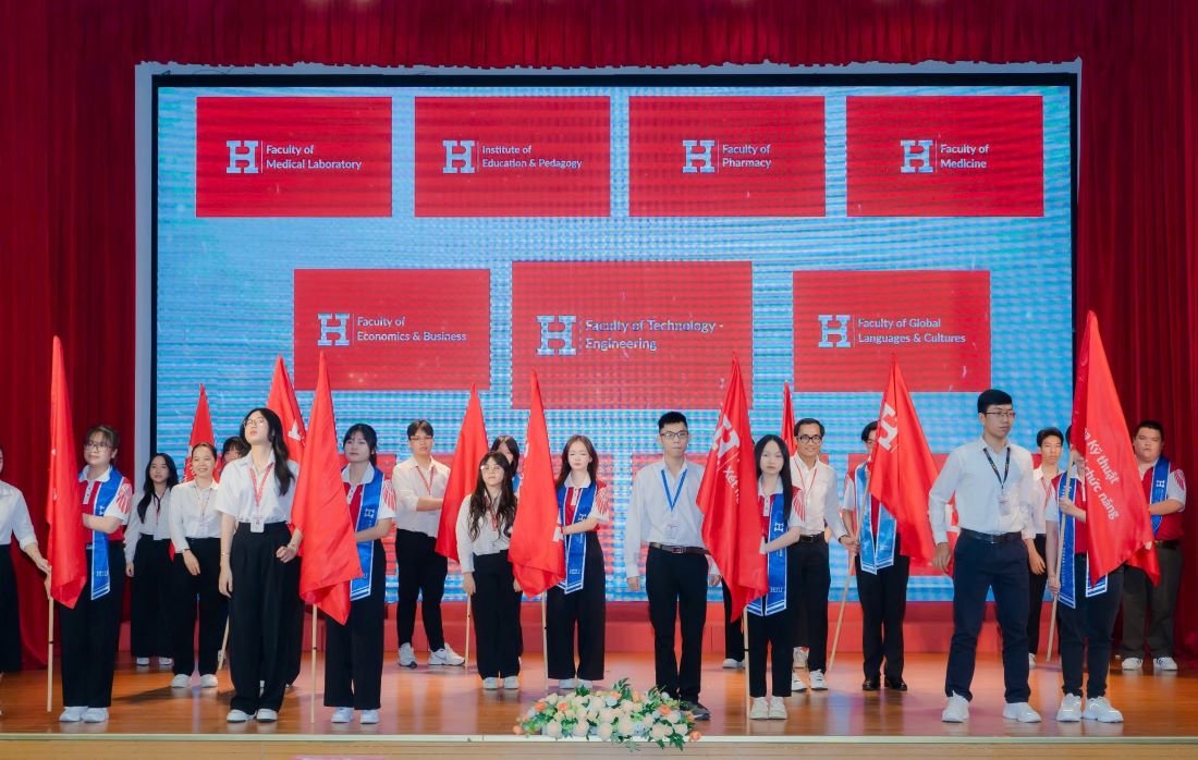 Nghi thức rước cờ chuyển giao giữa sinh viên các khóa trước đến các tân sinh viên K24 của HIU. Ảnh: Thúy Huyền