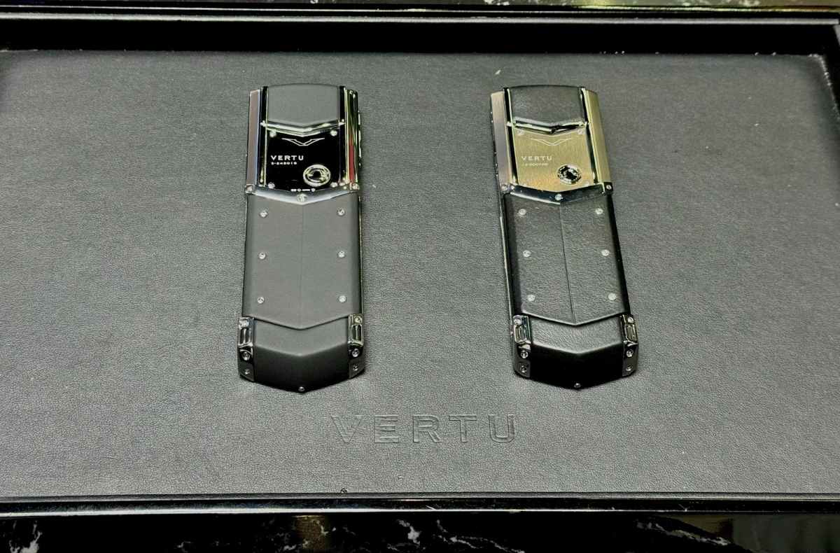 Genuine Vertu Signature V 4G (right) placed next to one of unknown origin. New Vertu users have difficulty distinguishing. Photo: Loan Tran