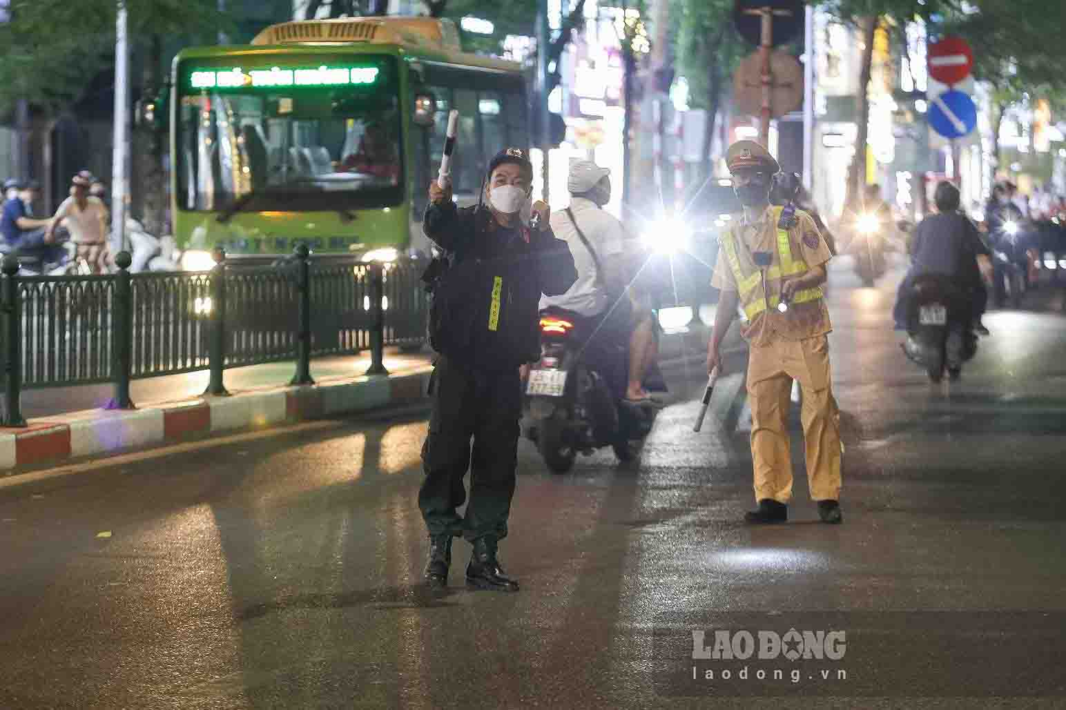 Thời gian qua, nhiều người lợi dụng quyền giám sát để quay phim, ghi hình lực lượng Công an làm nhiệm vụ và chia sẻ lên mạng xã hội, gây ra nhiều hệ lụy. Ảnh: Tô Thế