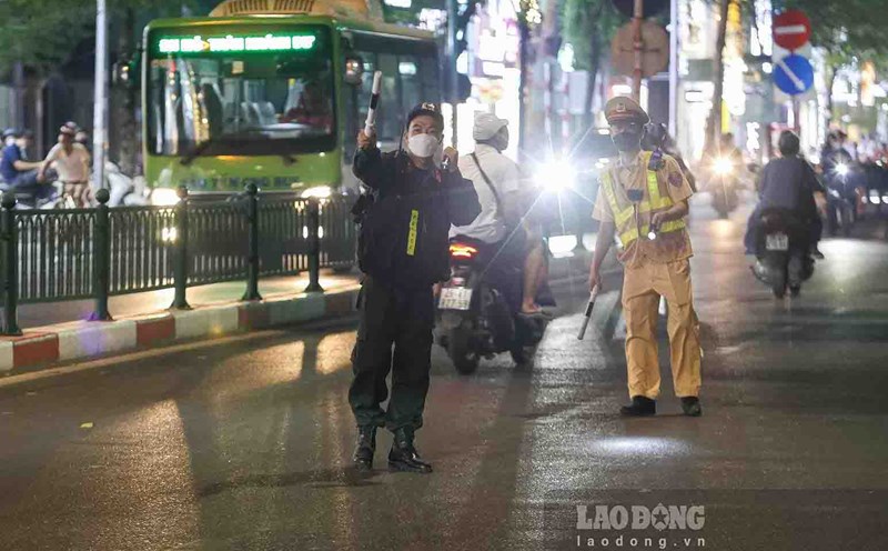 Thời gian qua, nhiều người lợi dụng quyền giám sát để quay phim, ghi hình lực lượng Công an làm nhiệm vụ và chia sẻ lên mạng xã hội, gây ra nhiều hệ lụy. Ảnh: Tô Thế