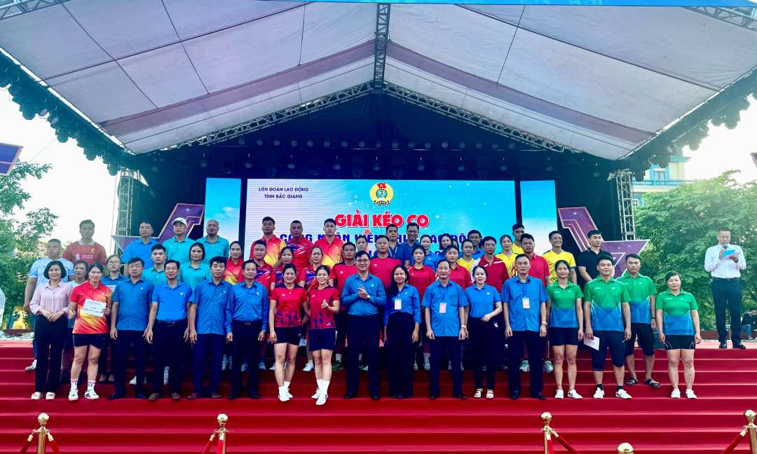 Leaders of the Bac Giang Provincial Labor Federation took souvenir photos with the teams participating in the tournament. Photo: Quyet Chien