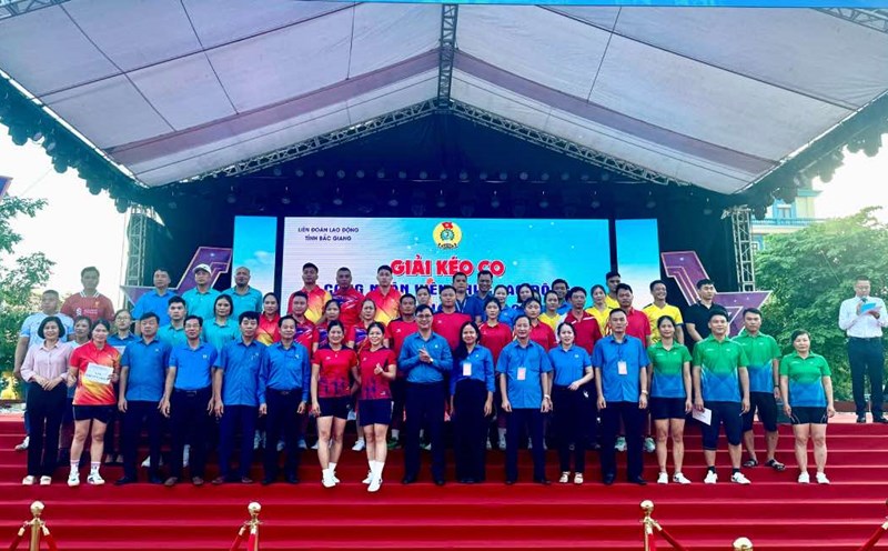 Leaders of the Bac Giang Provincial Labor Federation took souvenir photos with the teams participating in the tournament. Photo: Quyet Chien