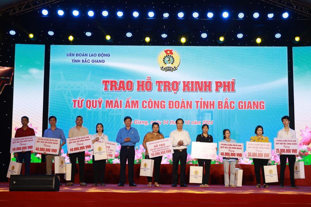 Lanh dao Lien doan Lao dong tinh Bac Giang trao ho tro mai am cong doan toi doan vien, nguoi lao dong kho khan. Anh: Quyet Chien 