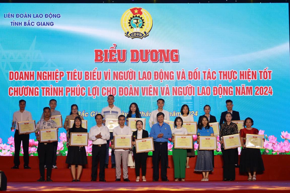 Lien doan Lao dong tinh  Giang bieu duong doanh nghiep tieu bieu vi nguoi lao dong. Anh: Quyet Chien 