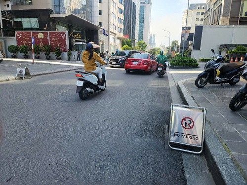 Hai bên đường phố Duy Tân (quận Cầu Giấy) được đặt nhiều biển cấm dừng đỗ. Ảnh: Minh Hạnh chụp 10 giờ ngày 3.10.2024