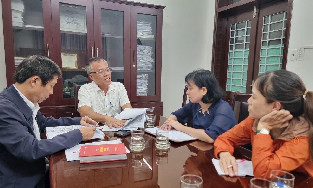 Leaders of the Department of Labor, War Invalids and Social Affairs of Quang Tri province and related units met to discuss the preparation of documents to recognize Ms. Mai Thi Con as a martyr. Photo: Hung Tho.